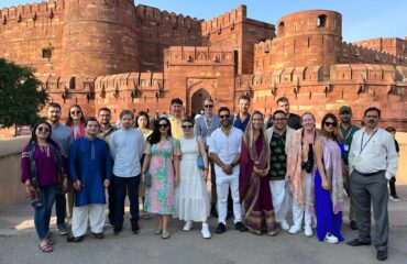 tourists-agra-red-fort