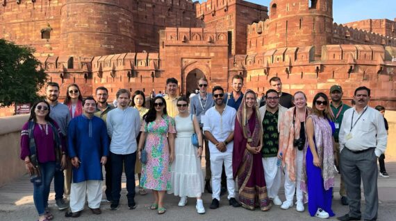tourists-agra-red-fort